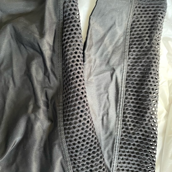 KORAL Women’s High Rise Mesh Side Panel Leggings Color-Black Size- Medium NWOT - Picture 7 of 15